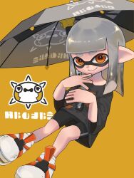 Rule 34 | 1girl, bike shorts, black shirt, black shorts, closed mouth, commentary request, full body, grey hair, highres, holding, holding weapon, inkling, inkling girl, inkling player character, long hair, looking at viewer, nastar r0, nintendo, orange eyes, pointy ears, print shirt, shirt, shoes, shorts, simple background, sitting, smile, solo, splat brella (splatoon), splatoon (series), tentacle hair, thick eyebrows, weapon, yellow background