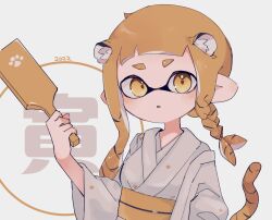 Rule 34 | 2022, animal ears, blunt bangs, braid, brown eyes, brown hair, chinese zodiac, commentary, extra ears, grey background, hagoita, hanetsuki, highres, holding, holding paddle, inkling, inkling girl, inkling player character, japanese clothes, kanji, kemonomimi mode, kimono, koke (banburu be x), light blush, long hair, looking at viewer, new year, nintendo, obi, paddle, parted lips, pointy ears, sash, side braid, simple background, splatoon (series), tail, text background, tiger ears, tiger tail, upper body, white kimono, year of the tiger