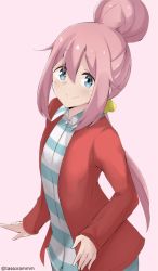 Rule 34 | 1girl, alternate hairstyle, hair bun, kagamihara nadeshiko, pink background, pink hair, simple background, single hair bun, smile, solo, tasora, yurucamp