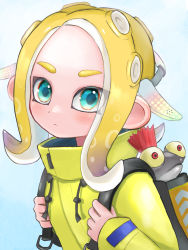 Rule 34 | agent 3 (splatoon 3), akichi knt, backpack, bag, blue eyes, frog, gradient background, highres, jacket, looking at viewer, nintendo, octoling, octoling girl, octoling player character, simple background, smallfry (splatoon), splatoon (series), splatoon 3, tentacle hair, upper body, yellow jacket