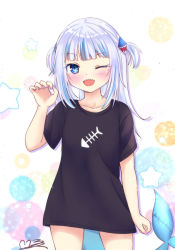 Rule 34 | 1girl, arm up, black shirt, blue eyes, blue hair, blush, female focus, fins, fish bone, fish tail, gawr gura, hair ornament, hololive, hololive english, holomyth, looking at viewer, m ko (maxft2), multicolored hair, one eye closed, open mouth, shark hair ornament, shark tail, sharp teeth, shirt, short sleeves, short twintails, simple background, smile, solo, t-shirt, tail, teeth, twintails, virtual youtuber, white hair