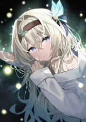 1girl absurdres black_hairband blurry blurry_background blush bright_pupils closed_mouth cracked_skin crossed_bangs firefly_(honkai:_star_rail) furrowed_brow gradient_eyes grey_hair hair_between_eyes hair_intakes hair_ornament hairband highres honkai:_star_rail honkai_(series) light_particles long_hair long_sleeves looking_at_viewer lying messy_hair multicolored_eyes off_shoulder on_side pink_eyes purple_eyes shirt solo sweat upper_body wendao white_pupils white_shirt