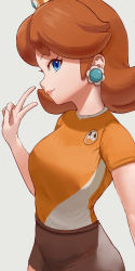 Rule 34 | 1girl, absurdres, alternate costume, blue eyes, breasts, brown hair, brown shorts, closed mouth, crown, earrings, eyelashes, flipped hair, flower earrings, from side, grey background, hand up, head tilt, high-waist shorts, highres, jewelry, lips, looking at viewer, mario (series), mario strikers: battle league, medium breasts, medium hair, nintendo, orange shirt, princess daisy, print shirt, shirt, shirt tucked in, short shorts, short sleeves, shorts, simple background, smile, soccer ball print, solo, super mario strikers, v, vezbin, white shirt
