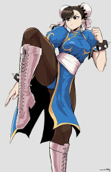Rule 34 | 1girl, absurdres, black eyes, blue shirt, boots, bracelet, breasts, brown hair, capcom, chinese clothes, chun-li, clenched hand, double bun, earrings, fighting stance, gegegekman, grey background, hair bun, highres, jewelry, leg up, medium breasts, pantyhose, pelvic curtain, puffy short sleeves, puffy sleeves, sash, shirt, short sleeves, solo, spiked bracelet, spikes, standing, standing on one leg, street fighter, stud earrings, white footwear