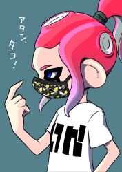 Rule 34 | 1girl, blue eyes, commentary request, gradient hair, green background, high ponytail, highres, mask, medium hair, mouth mask, multicolored hair, nintendo, octoling, octoling girl, octoling player character, print shirt, red hair, shirt, simple background, solo, splatoon (series), tentacle hair, translation request, upper body, white shirt, xdies ds