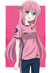 Rule 34 | 1girl, blue eyes, blush, bocchi the rock!, club atletico boca juniors, cube hair ornament, gotoh hitori, hair between eyes, hair ornament, highres, long hair, nervous smile, one side up, open mouth, pale skin, pink hair, pink shirt, riokasen, shirt, simple background, smile, sportswear