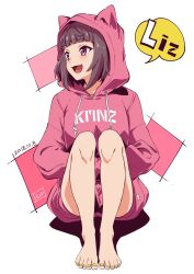 Rule 34 | 1girl, :3, :d, animal ears, barefoot, blunt bangs, breasts, brown hair, cat ears, character name, clothes writing, commentary request, dated, drawstring, fang, full body, highres, hood, hood up, hoodie, kanbe piroshiki, kmnz, knees up, long sleeves, looking to the side, mc liz, medium breasts, nail polish, open mouth, pink eyes, pink hoodie, short hair, signature, sitting, skin fang, smile, solo, speech bubble, toenail polish, toenails, virtual youtuber, yellow nails