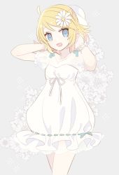 Rule 34 | 1girl, adjusting hair, arms behind head, blonde hair, blue eyes, cowboy shot, daisy, dress, fairy dress (module), floral background, flower, flower bracelet, frilled dress, frills, grey background, hair flower, hair ornament, hands up, kagamine rin, looking at viewer, open mouth, project diva (series), short hair, simple background, smile, solo, vocaloid, white dress, yoshiki