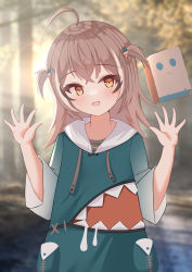 Rule 34 | 1girl, ahoge, blue hoodie, blurry, blurry background, blush, brown hair, cosplay, drawstring, friend (nanashi mumei), gawr gura, gawr gura (cosplay), hands up, highres, hololive, hololive english, hood, hoodie, kawaiipony2, medium hair, multicolored hair, nanashi mumei, open hands, open mouth, outdoors, smile, solo, streaked hair, tree, two side up, upper body, virtual youtuber, yellow eyes
