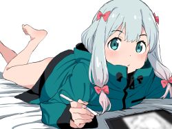 Rule 34 | 1girl, bare legs, barefoot, blue eyes, blue hair, blush, bow, collared jacket, drawing tablet, eromanga sensei, feet up, green jacket, grey hair, hair bow, hair over shoulder, high collar, highres, holding, holding stylus, izumi sagiri, jacket, legs up, long hair, looking at viewer, low-tied long hair, lying, on bed, on stomach, pink bow, sadamoto hokuto, sidelocks, sketch, solo, stylus, the pose, toes
