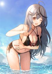 1girl ahoge bad_id bad_pixiv_id bikini black_bikini black_hair blue_sky blush breasts cleavage collarbone grey_hair hair_ornament highres hololive large_breasts looking_at_viewer multicolored_hair navel one_eye_closed open_mouth outdoors partially_submerged red_eyes revision sakamata_chloe shibaebi_(yasaip_game) side-tie_bikini_bottom sky smile solo streaked_hair swimsuit thighs virtual_youtuber water