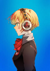 Rule 34 | 1girl, aegis (persona), android, blonde hair, blue background, blue eyes, commentary, eyelashes, from side, gradient background, headphones, highres, kyougetsu (junrai), parted lips, persona, persona 3, persona 3 reload, ringed eyes, short hair, simple background, solo, upper body