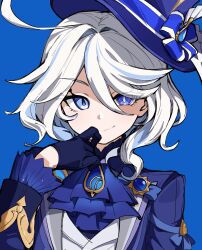 Rule 34 | 1girl, ascot, blue ascot, blue background, blue eyes, blue gloves, blue hat, blue jacket, closed mouth, furina (genshin impact), genshin impact, gloves, grey hair, hair between eyes, hair intakes, hand up, hat, highres, jacket, long sleeves, looking at viewer, mismatched pupils, mismatched sclera, multicolored hair, quraqura nemii, short hair, simple background, smile, solo, streaked hair, top hat, upper body, vest, white vest