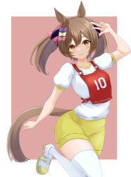 Rule 34 | 1girl, animal ears, bow, brown eyes, brown hair, character name, closed mouth, commentary, gym shirt, gym shorts, gym uniform, hair bow, highres, horse ears, horse girl, horse tail, kemuri (etep3372), leg up, looking at viewer, medium hair, pink background, race bib, shirt, shoes, short sleeves, shorts, smart falcon (umamusume), smile, sneakers, solo, standing, standing on one leg, t-shirt, tail, thighhighs, translated, twintails, umamusume, w, white shirt, white thighhighs, yellow footwear, yellow shorts