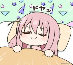 Rule 34 | &gt;:), 1girl, bocchi the rock!, closed eyes, closed mouth, commentary request, cube hair ornament, emphasis lines, facing viewer, gotoh hitori, green background, hair ornament, jacket, long hair, mitya, one side up, pillow, pink hair, pink jacket, smile, smug, solo, track jacket, translation request, twitter username, under covers, v-shaped eyebrows