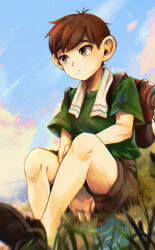 Rule 34 | 1boy, absurdres, artist name, backpack, bag, blurry, blurry foreground, brown eyes, brown footwear, brown shorts, chilchuck tims, day, dungeon meshi, frown, green shirt, highres, male focus, max art149, outdoors, shirt, short hair, short shorts, short sleeves, shorts, sitting, solo, towel, towel around neck