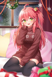 Rule 34 | 1girl, green eyes, highres, hololive, hoshino reiji, indoors, long hair, looking at viewer, on bed, open mouth, pink hair, sakura miko, sitting, smile, solo, sweater, virtual youtuber