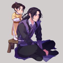 Rule 34 | 2boys, black hair, braiding hair, child, collabel (amy), crossed legs, facial mark, forehead mark, frown, grey background, hairdressing, jiang cheng, jin ling, long hair, long sleeves, male focus, modao zushi, multiple boys, ponytail, sidelocks, sitting, standing, stool, sweatdrop