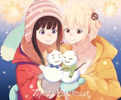 Rule 34 | 2girls, absurdres, beanie, black hair, blonde hair, blue background, blue mittens, chai haru, christmas, closed mouth, coat, commentary request, english text, grey mittens, hand on another&#039;s waist, hat, highres, inoue takina, long hair, long sleeves, lycoris recoil, medium hair, merry christmas, mini snowman, mittens, multiple girls, nishikigi chisato, one side up, purple eyes, red coat, ribbed sweater, scarf, smile, snowman, sweater, upper body, white sweater, winter clothes, yellow coat, yellow scarf