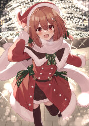 Rule 34 | 1girl, :d, blurry, blush, bow, brown capelet, brown footwear, brown hair, brown skirt, brown thighhighs, capelet, christmas, christmas ornaments, commentary request, depth of field, dress, fringe trim, from above, fur-trimmed capelet, fur-trimmed dress, fur-trimmed headwear, fur trim, glint, green bow, hair between eyes, hair bow, hair ribbon, hand up, hat, highres, long sleeves, looking at viewer, mahcdai, medium hair, muna dinail, open mouth, original, outstretched arm, red eyes, red hat, ribbon, santa costume, santa dress, santa hat, scarf, sidelocks, skirt, smile, solo, standing, standing on one leg, thighhighs, white scarf