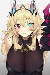 1girl blonde_hair blush breasts darkness barghest_(fate) barghest_(second_ascension)_(fate) fate/grand_order fate_(series) hair_between_eyes hands_on_own_thighs heterochromia huge_breasts jewelry leaning_forward pendant solo tan_(inka)