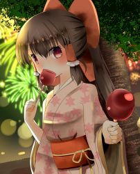 Rule 34 | 1girl, alternate costume, black hair, bow, candy apple, festival, fireworks, floral print, hair bow, hair tubes, hakurei reimu, highres, indo (mdtanaka2007), japanese clothes, kimono, looking at viewer, obi, ponytail, red eyes, sash, solo, touhou, tree, wide sleeves
