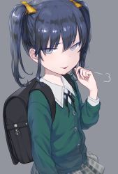 Rule 34 | 1girl, backpack, bag, baicha oqqa, black hair, blue eyes, bow, glaring, green shirt, grey background, hair bow, hand up, highres, jitome, looking at viewer, original, randoseru, shirt, short twintails, simple background, skirt, smile, solo, standing, twintails, uniform, upper body, yellow bow
