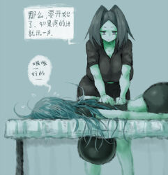 Rule 34 | 2b-ge, 2girls, ahoge, bags under eyes, bed, black shirt, breasts, female focus, green theme, grey background, hair over one eye, hanging breasts, huge breasts, japanese text, limited palette, long hair, lying, massage, massage table, mei (2b-ge), midriff, multiple girls, original, shirt, translation request