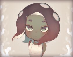 Rule 34 | 1girl, bare shoulders, blush, breasts, brown background, brown hair, choker, closed mouth, dark-skinned female, dark skin, expressionless, female focus, forehead, green eyes, highres, looking at viewer, medium hair, muted color, narvi, nintendo, octoling, octoling girl, octoling player character, shirt, simple background, sleeveless, sleeveless shirt, small breasts, solo, splatoon (series), splatoon 3, suction cups, tentacle hair, tentacles, upper body, white choker, white shirt