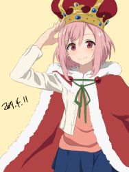 Rule 34 | 10s, 1girl, blue skirt, cape, crown, dated, hair ornament, hairclip, highres, kappa (dpqmfk13), koharu yoshino, looking at viewer, pink eyes, pink hair, pink shirt, red cape, red eyes, sakura quest, salute, shirt, short hair, skirt, smile, solo, standing, yellow background