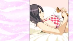 Rule 34 | 1girl, bed, bikini, black hair, breasts, cat, checkered bikini, checkered clothes, cleavage, colored sclera, cut-in, cut in, green sclera, highres, ino (magloid), large breasts, lying, on back, on bed, open mouth, pillow, pink background, profile, short hair, sideboob, smile, swimsuit, techgian, upper body, wallpaper