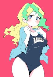 Rule 34 | 1girl, black one-piece swimsuit, blonde hair, blue eyes, blush, breasts, cleavage, cowboy shot, diana cavendish, green hair, halftone, hands up, hys-d, light green hair, little witch academia, long hair, looking at viewer, medium breasts, multicolored hair, one-piece swimsuit, parted lips, red background, school swimsuit, solo, swimsuit, towel, two-tone hair