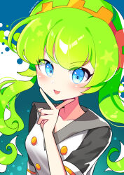 Rule 34 | 1girl, absurdres, blue eyes, blush, breasts, collarbone, ess (puyopuyo), green hair, highres, long hair, looking at viewer, medium breasts, offbeat, open mouth, puyopuyo, short sleeves, smile, solo, upper body, v