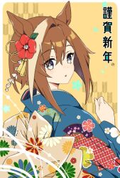 Rule 34 | 1girl, animal ears, blue kimono, brown background, brown hair, cheval grand (umamusume), commentary request, floral print, flower, from behind, grey eyes, hair between eyes, hair flower, hair ornament, hand up, horse ears, japanese clothes, kimono, long sleeves, looking at viewer, looking back, multicolored hair, parted lips, print kimono, red flower, sha nake, simple background, solo, streaked hair, translation request, umamusume, unmoving pattern, wide sleeves, yagasuri