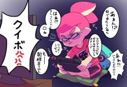 Rule 34 | 1boy, bike shorts, cushion, game console, glasses, indian style, inkling, inkling boy, inkling player character, nintendo, ororo, pointy ears, ponytail, purple background, red hair, shirt, simple background, sitting, splatoon (series), splatoon 1, t-shirt, television, tentacle hair, translation request, wii u, zabuton