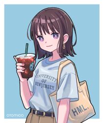 1girl bag belt black_belt blue_background border bright_pupils brown_hair brown_skirt closed_mouth coffee commentary_request cup drink drinking_straw hand_up highres holding holding_cup holding_drink new_jersey original otomica outside_border print_shirt purple_eyes shirt short_hair simple_background skirt smile solo starbucks t-shirt united_states white_border white_pupils white_shirt