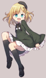 Rule 34 | 1girl, aged down, black dress, black footwear, black hat, black socks, blonde hair, child, commentary request, dress, fate/grand order, fate (series), fred04142, full body, green eyes, grey background, hat, kneehighs, knees up, lord el-melloi ii case files, mary janes, open mouth, reines el-melloi archisorte, shoes, short hair, simple background, smile, socks, solo
