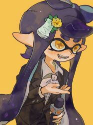 Rule 34 | 1girl, alternate costume, ascot, black hair, blush, callie (splatoon), fangs, formal, inkling player character, long hair, microphone, nintendo, open mouth, pointy ears, qbnian, smile, solo, splatoon (series), splatoon 1, suit, tentacle hair, upper body, yellow background, yellow eyes