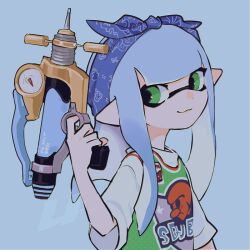 Rule 34 | 1girl, :3, bandana, basketball jersey, blue background, blue bandana, blue hair, closed mouth, commentary, green eyes, holding, imaikuy0, inkling, inkling girl, inkling player character, jersey, light blue hair, long hair, nintendo, pointy ears, shirt, short sleeves, smile, solo, splash-o-matic (splatoon), splatoon (series), symbol-only commentary, tentacle hair, white shirt