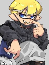 Rule 34 | 1boy, absurdres, black jacket, black pants, blonde hair, blue eyes, candy, commentary request, eating, food, grey background, highres, ikachan pochan, inkling, inkling boy, inkling player character, jacket, lollipop, male focus, mask, mask lift, mouth mask, multicolored clothes, multicolored jacket, nintendo, open mouth, pants, pointy ears, print mask, short hair, simple background, smile, solo, splatana stamper (splatoon), splatoon (series), splatoon 3, sword, teeth, tentacle hair, torn clothes, torn pants, two-tone jacket, weapon, white jacket