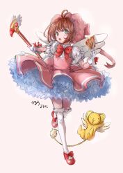 Rule 34 | 1girl, absurdres, blush, bow, brown hair, cardcaptor sakura, child, clow card, gloves, green eyes, highres, holding, holding wand, kanakana, kero (cardcaptor sakura), kinomoto sakura, magical girl, pink headwear, red bow, red footwear, simple background, wand, white background, white gloves, wings