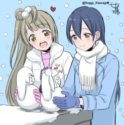 Rule 34 | 2girls, bad id, bad twitter id, blue gloves, blue hair, blush, closed mouth, commentary request, gloves, grey hair, hair between eyes, kisaragi mizu, long hair, love live!, love live! school idol project, minami kotori, mittens, multiple girls, one side up, open mouth, pink gloves, scarf, simple background, smile, snow, snowing, snowman, sonoda umi, winter, winter clothes, yellow eyes