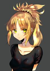 Rule 34 | 1girl, absurdres, bad id, bad twitter id, black shirt, blonde hair, breasts, closed mouth, collarbone, eyes visible through hair, fate/grand order, fate (series), green eyes, grey background, highres, looking at viewer, medium breasts, mordred (fate), mordred (fate/apocrypha), mozu 1oo, ponytail, shirt, short hair, short sleeves, simple background, solo, upper body