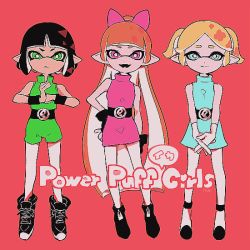 Rule 34 | 3girls, adapted costume, arm at side, belt, black gloves, black hair, blonde hair, blossom (ppg), blue eyes, bow, bubbles (ppg), buttercup (ppg), crossover, fangs, fingerless gloves, fist in hand, gloves, green eyes, hair bow, hand on own hip, imaikuy0, inkling player character, long hair, looking at viewer, multiple girls, nintendo, own hands together, pantyhose, pink eyes, powerpuff girls, red background, red hair, shoes, short hair, short shorts, shorts, simple background, sleeveless, smile, sneakers, splatoon (series), standing, tentacle hair, very long hair, white gloves, wristband