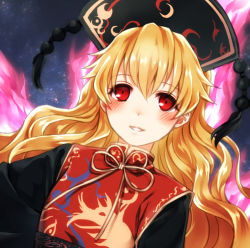 Rule 34 | 1girl, asada ryou, blonde hair, blush, crescent, hair between eyes, hat, junko (touhou), looking at viewer, parted lips, red eyes, smile, solo, tabard, touhou, upper body