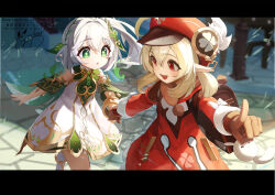 2girls backpack bag bag_charm black_border blonde_hair blurry blurry_background border brown_gloves brown_scarf cabbie_hat cape charm_(object) coat commentary_request cowlick cross-shaped_pupils day dodoco_(genshin_impact) dress feathers genshin_impact ginlear gloves gold_trim gradient_hair green_cape green_hair green_sleeves hair_ornament half_crown_braid hat hat_feather highres holding_hands klee_(genshin_impact) leaf_hair_ornament low_twintails multicolored_hair multiple_girls nahida_(genshin_impact) open_mouth outdoors pointing pointy_ears red_coat red_eyes red_hat running scarf side_ponytail signature symbol-shaped_pupils twintails white_dress white_feathers white_hair