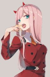 Rule 34 | 1girl, arm up, breasts, cardigan, collar, commentary request, darling in the franxx, eating, eyes visible through hair, green eyes, grey background, hair between eyes, hair ornament, hair over shoulder, hairband, highres, honey, horns, long hair, long sleeves, looking at viewer, medium breasts, mei (maple 152), oni horns, open mouth, pink hair, red horns, simple background, solo, teeth, uniform, upper body, white hairband, zero two (darling in the franxx)
