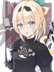 Rule 34 | 1girl, 1other, black dress, blonde hair, blue eyes, blush, cleavage cutout, clothing cutout, cosplay, dress, gloves, hair between eyes, hairband, highres, hololive, kazama iroha, long sleeves, nier:automata, nier (series), open mouth, pod (nier:automata), ponytail, puffy sleeves, two-sided dress, two-sided fabric, virtual youtuber, weapon, yasei no nora, 2b (nier:automata), 2b (nier:automata) (cosplay)