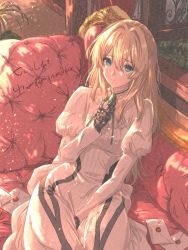 Rule 34 | 1girl, arm between legs, blonde hair, blue eyes, brooch, commentary request, couch, dress, envelope, hair between eyes, highres, indoors, jewelry, long hair, mechanical hands, mirror, mitsugu, prosthesis, prosthetic hand, puffy sleeves, single mechanical hand, sitting, translation request, violet evergarden, violet evergarden (series), white dress, white neckwear