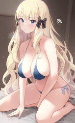Rule 34 | 1girl, absurdres, bare shoulders, between legs, bikini, black bow, blonde hair, blue bikini, blue eyes, blunt bangs, blush, bow, breasts, brown background, cleavage, closed mouth, collarbone, drill hair, elf, hair bow, hand between legs, highres, jewelry, large breasts, light blush, light particles, long hair, looking at viewer, necklace, pendant, pointy ears, princess connect!, saren (princess connect!), saren (real) (princess connect!), seiza, sidelocks, sitting, sixteenpo, solo, squiggle, swimsuit, thighs, wet